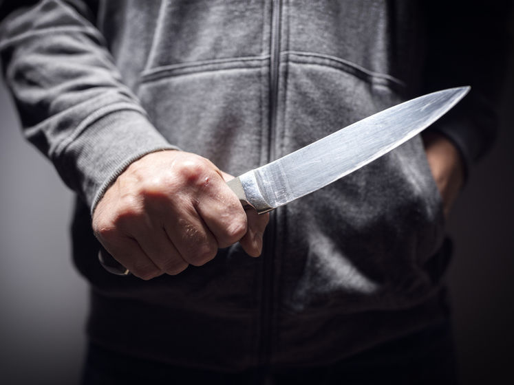 Полиция в Сумах рассказала, как пьяный мужчина ранил ножом двух человек на улице. Он изменил внешность и бежал из города