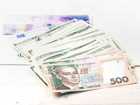 Гривна продолжает дешеветь по отношению к доллару