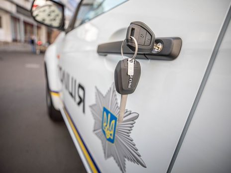 В Харькове мужчина угрожает гранатой правоохранителям, которые пришли к нему с обыском – полиция