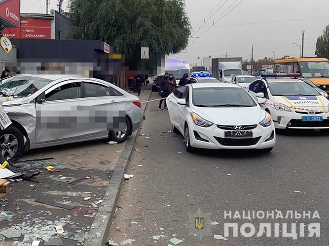 У Києві водій таксі в'їхав у зупинку і збив на смерть двох людей