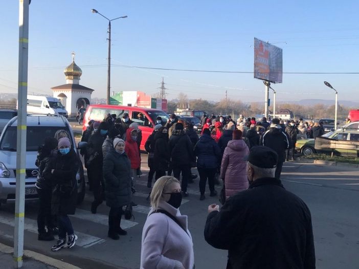 В Черновцах предприниматели перекрыли дорогу из-за "карантина выходного дня"