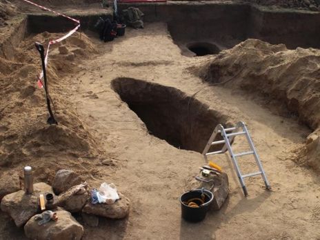 Кроме скелета скифа, археологи нашли железный нож с костяной рукояткой, остатки колчана с бронзовыми стрелами и жертвенную пищу