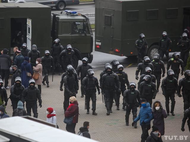 Протести в Білорусі. Силовики застосували проти демонстрантів світлошумові гранати і сльозогінний газ