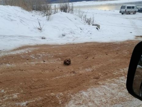 В Іркутській області РФ дорогу посипали піском із людськими кістками