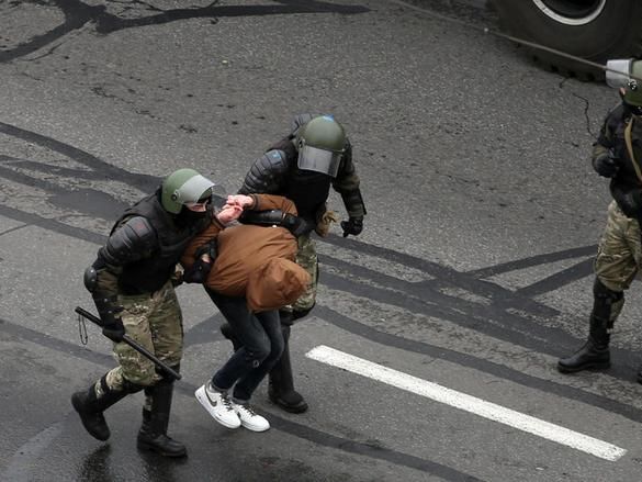 Протести в Білорусі. Силовики затримали понад тисячу осіб, серед них – лікарі та видавець