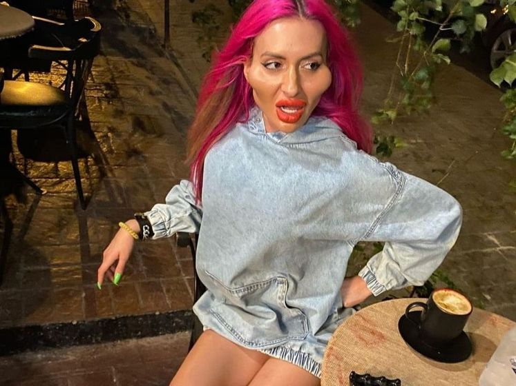 Українська Instagram-блогерка Покрещук, яка збільшила собі вилиці, наростила кольорові пасма