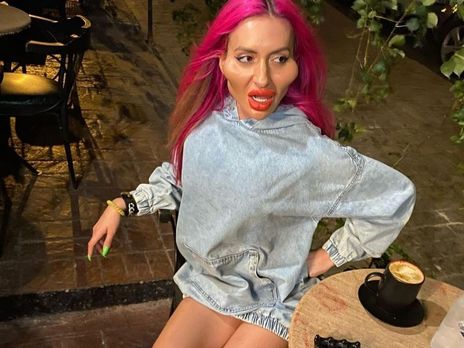 Украинская Instagram-блогер Покрещук, увеличившая себе скулы, нарастила цветные пряди