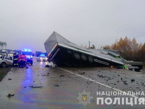 В Житомирской области в ДТП с участием грузовика погибли три человека, в том числе ребенок
