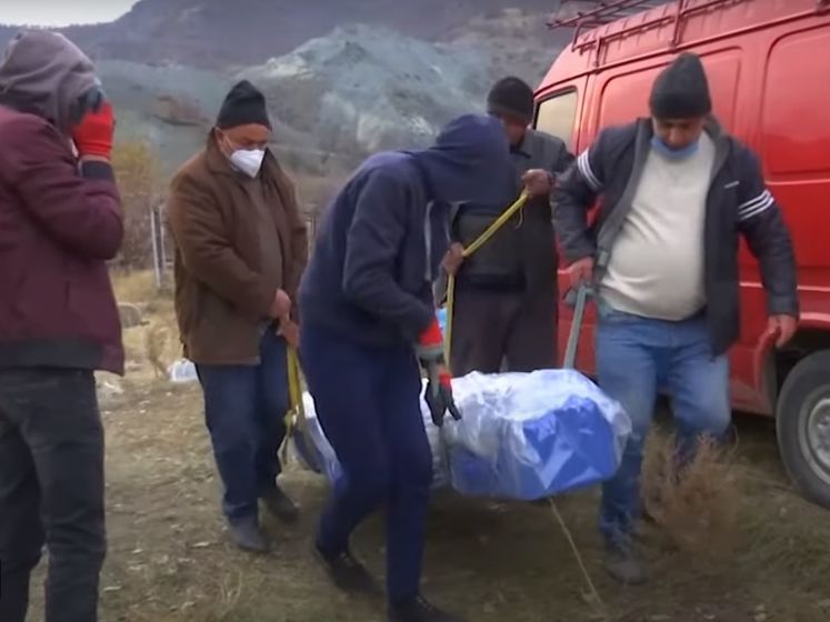 Перед бегством из Карабаха армяне выкапывают гробы с умершими родственниками