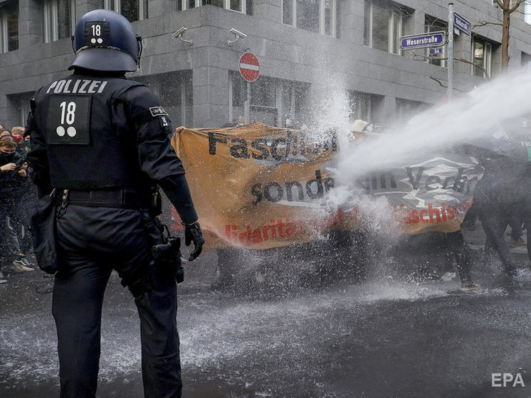 Полиция в Берлине разгоняла водометами и слезоточивым газом протестующих против карантинных ограничений