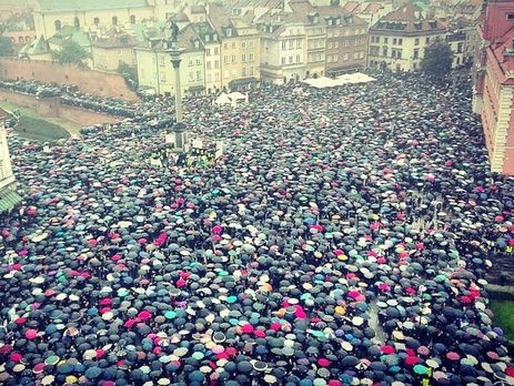 В Польше десятки тысяч людей протестуют против полного запрета абортов. Фоторепортаж