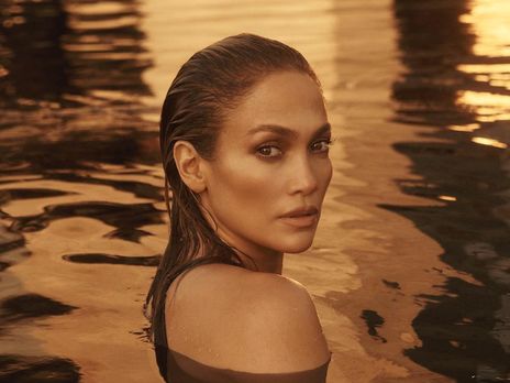 51-летняя Лопес засветила голую грудь