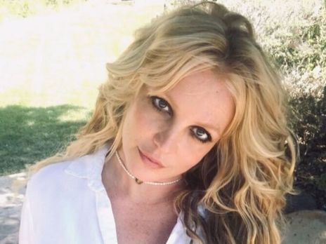 Спирс во время отдыха в одежде спрыгнула с обрыва в воду