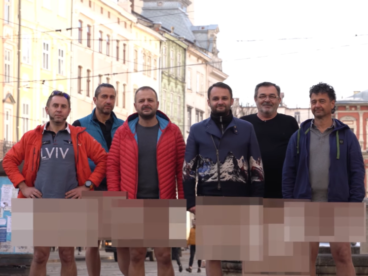 Львівські ресторатори без штанів закликали Кабмін скасувати "карантин вихідного дня". Відео