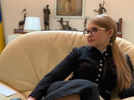 Прядь возле виска и укладка волной. Тимошенко в новом образе позировала в кабинете