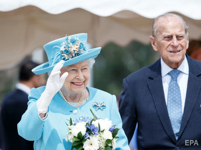 73 года в браке. Букингемский дворец обнародовал новое фото Елизаветы II c мужем