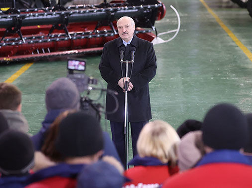 Лукашенко: Я не хожу под бело-красно-белыми флагами и открыто говорю, что это фашистская символика