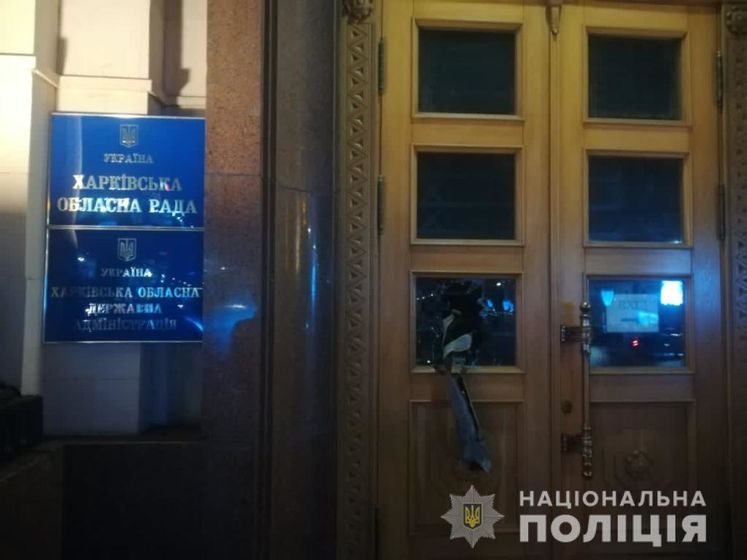 На здание Харьковской ОГА с криками "Аллах акбар" напал мужчина