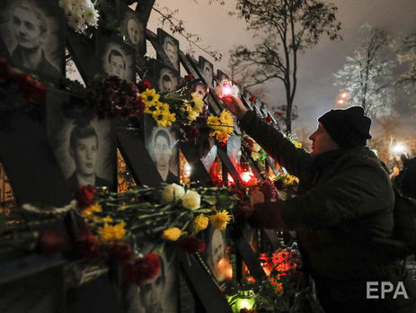 У Києві в річницю Євромайдану провели хід до алеї Героїв Небесної сотні та пікет біля 