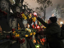 В Киеве в годовщину Евромайдана провели шествие к аллее Героев Небесной сотни и пикет у