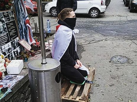 Белорус семь часов простоял на коленях и в наручниках у посольства своей страны в Киеве. Так он хотел привлечь внимание Зеленского