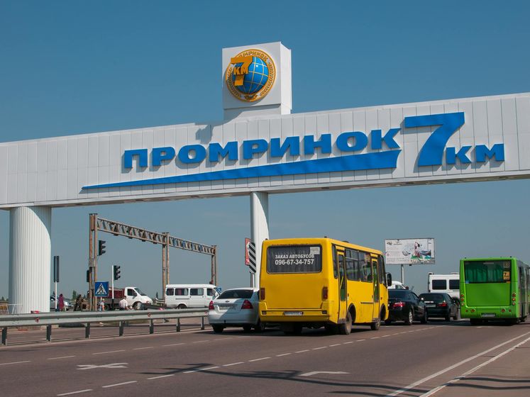 В Одессе работники рынка "7-й километр" перекрыли дорогу в знак протеста против "карантина выходного дня"