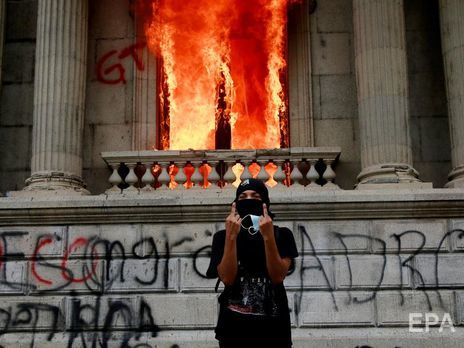 В Гватемале митингующие против нового госбюджета подожгли парламент. Фоторепортаж