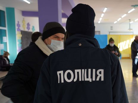 В Дрогобыче около 100 мужчин назвались журналистами и заявили, что будут охранять избирательные участки – 