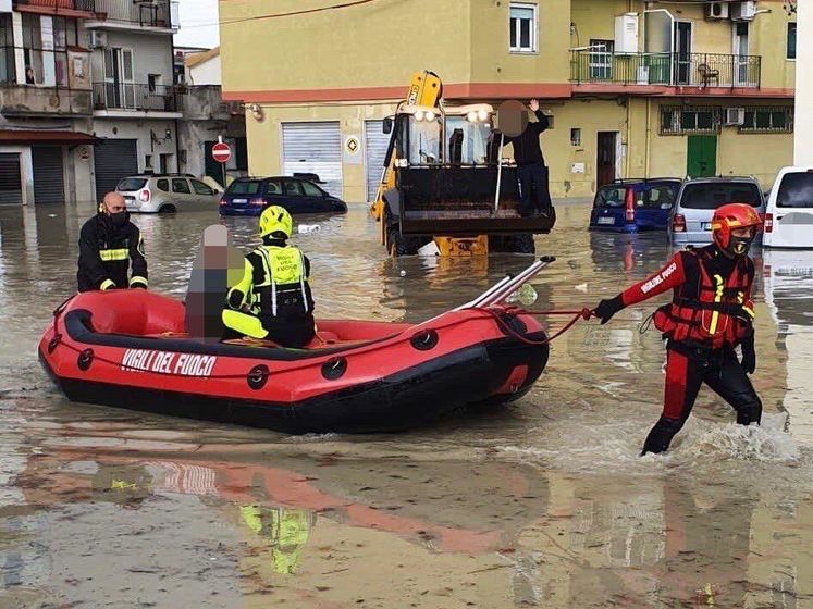 На юге Италии из-за наводнения обрушился мост