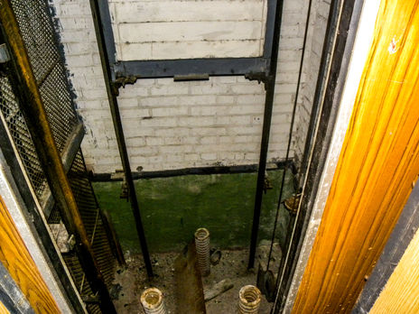 В киевском гипермаркете оборвался лифт, погиб грузчик