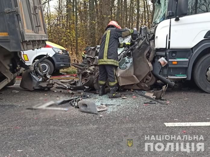 У Черкаській області вантажівки розчавили легковик, серед загиблих є дитина