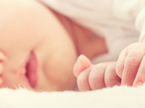 У Катарі знайшли батьків покинутого в аеропорту немовляти. Через нього медики примусово оглядали пасажирок