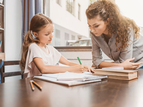 Кабмин Украины еще на год перенес повышение зарплат учителей