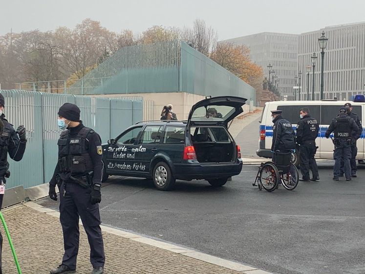Полиция Берлина взяла под стражу водителя авто, который въехал в ворота резиденции Меркель