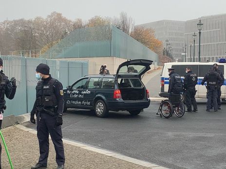 Поліція Берліна взяла під варту водія авто, який в'їхав у ворота резиденції Меркель