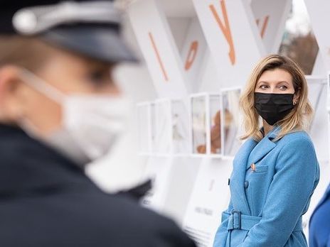 Зеленська в пальто кольору морської хвилі відкрила виставку про насилля над жінками