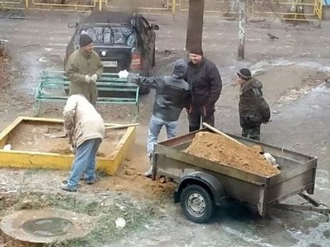 В РФ коммунальные службы использовали песок с детской площадки