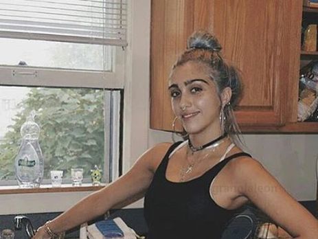 Дочь Мадонны показала грудь