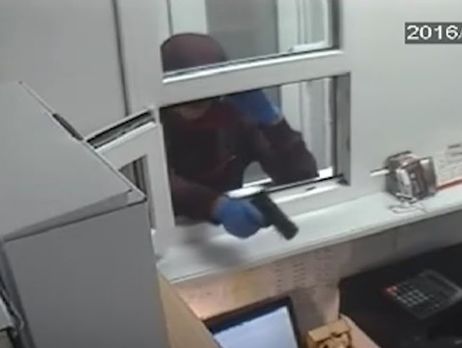 Попытка ограбления ломбарда в Беларуси закончилась обменом комплиментами оценщицы и грабителя. Видео