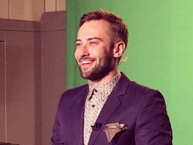 Шепелев расслабляется с книгой и бокалом вина