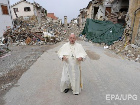 Папа Франциск совершил неожиданный визит в разрушенный землетрясением Аматриче. Фоторепортаж