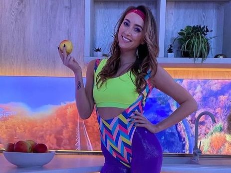 Ризатдинова позировала в образе фитнес-инструктора из 80-х