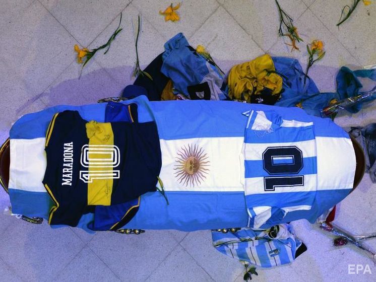 Тисячі аргентинців по чотири-п'ять годин стояли в черзі, щоб попрощатися з Марадоною. Відео