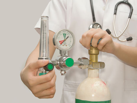 У Маріуполі меткомбінати встановили три додаткові кисневі станції для лікарні й під'єднали 90 нових кисневих точок