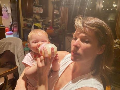 Йовович показала мужа и троих дочерей в День благодарения