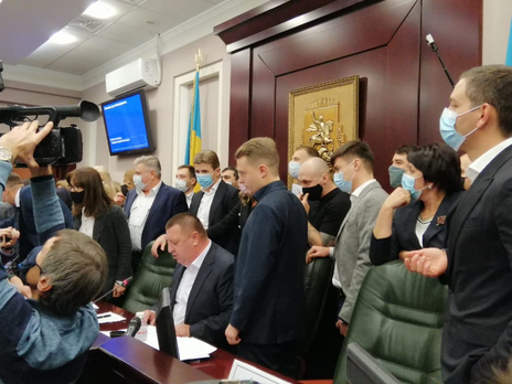 В Киевском облсовете произошли стычки из-за якобы больного COVID-19 депутата. Видео
