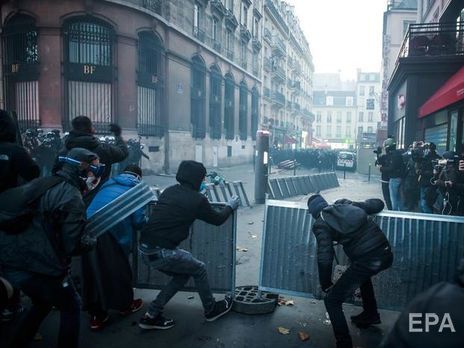 У Парижі відбулися сутички поліції з протестувальниками. Фоторепортаж