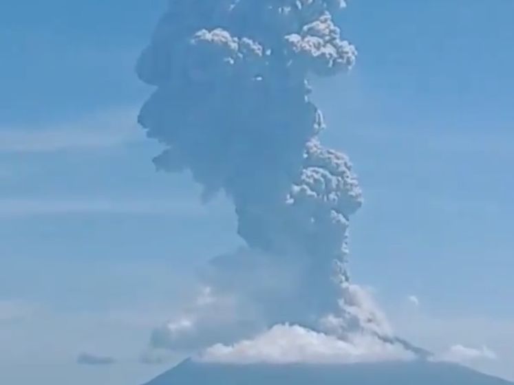 В Индонезии началось извержение вулкана, над страной частично запретили полеты