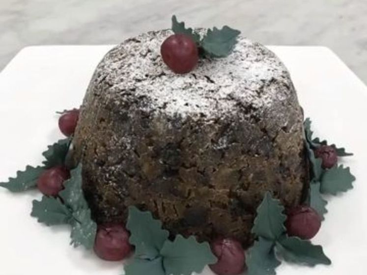 Шеф-повар Елизаветы II показал, как приготовить рождественский пудинг. Видео