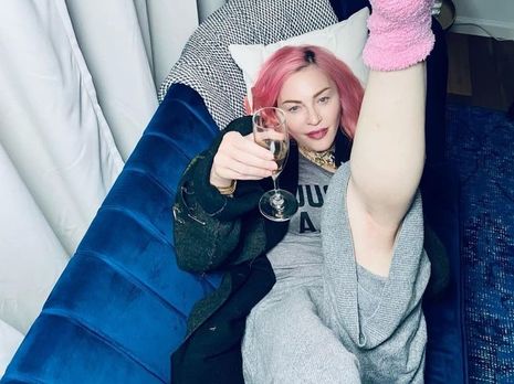 Мадонна позировала на руках у молодого бойфренда